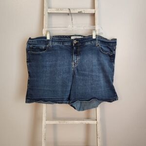 Torrid size 24 medium wash denim shorts